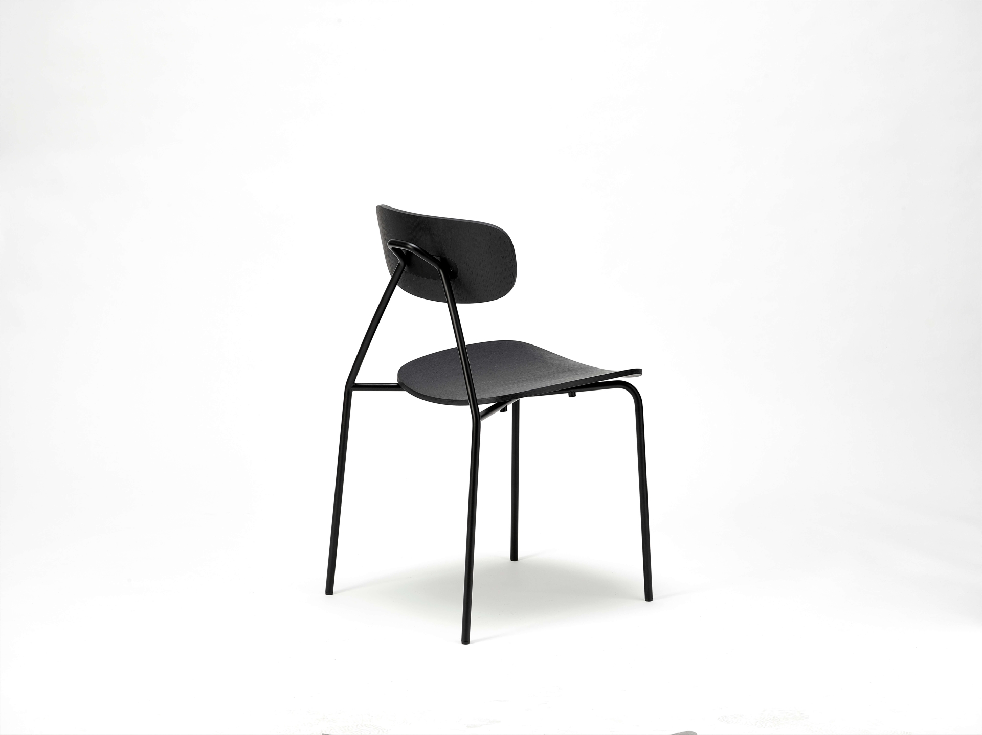 Mistra chair (Lucie Koldová), Gon tea table (Jakub Pollág) Mistra chair (Lucie Koldová), Gon tea table (Jakub Pollág)