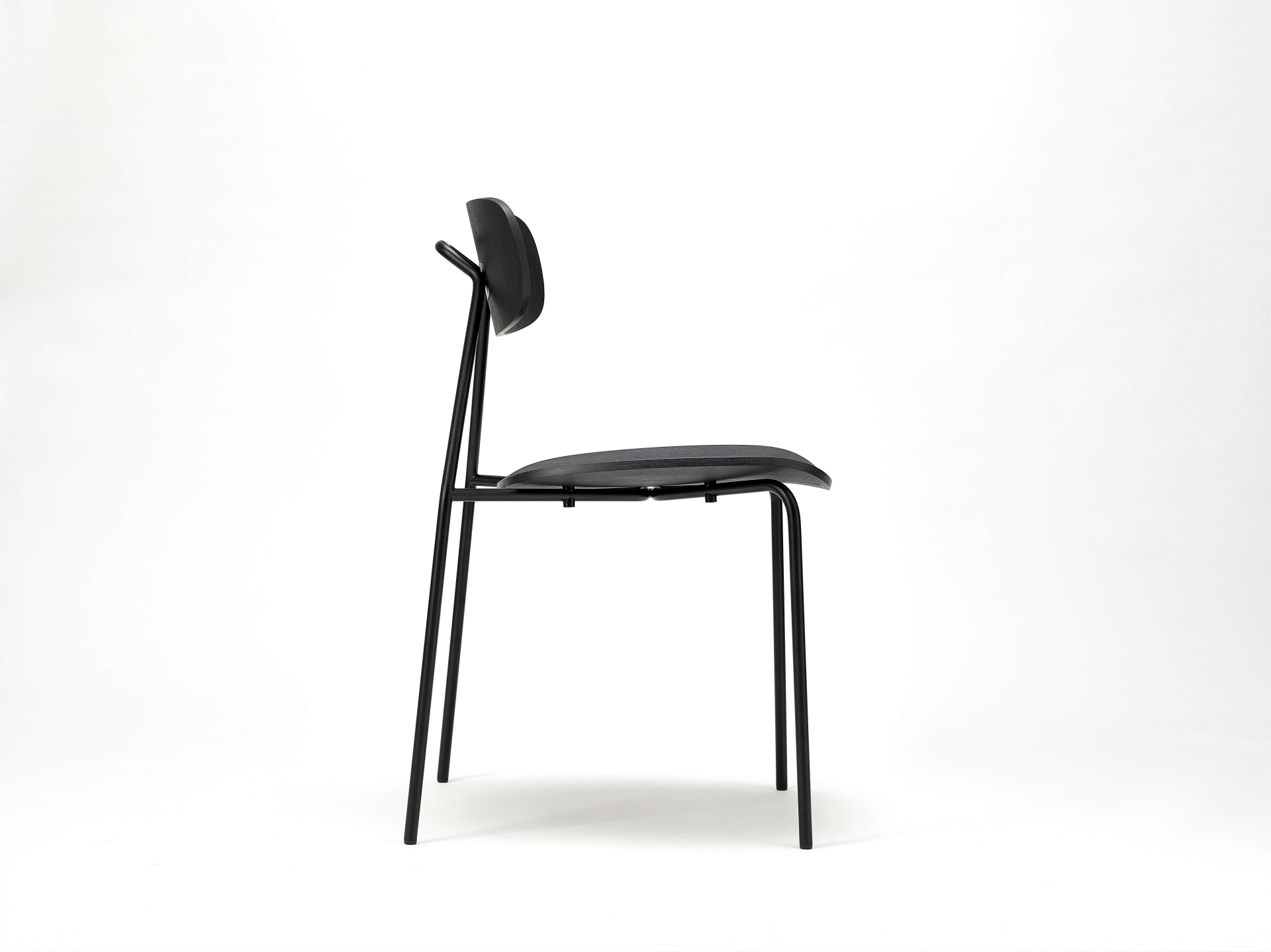 Mistra chair (Lucie Koldová), Gon tea table (Jakub Pollág) Mistra chair (Lucie Koldová), Gon tea table (Jakub Pollág)